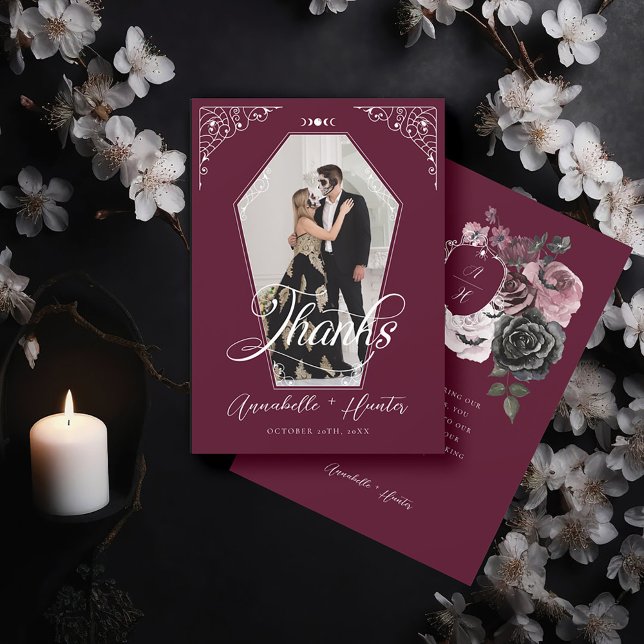 Cartão De Agradecimento Casamento do Dia das Bruxas Gótico do Script Coffi (Script Coffin Photo Gothic Halloween Wedding Thank You Burgundy Card)