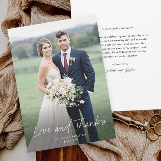 Cartão De Agradecimento Casamento Fotográfico com Obrigados e Amor Moderno (Elegant simple love and thanks script photo wedding thank you card with message from couple on back.)