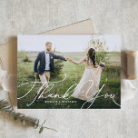 Cartão De Agradecimento Casamento Fotográfico de Script Beatrice Elegante<br><div class="desc">Cartões de agradecimentos de Casamento de Fotos do Script Beatrice Elegante | Envie obrigados para a família e amigos por fazerem parte do seu dia especial com este cartões de agradecimentos personalizável. Apresenta caligrafia branca elegante e moderna. Perfeito para qualquer tema de casamento.</div>