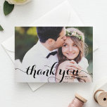 Cartão De Agradecimento Casamento Fotográfico de Script de Caligrafia Bran<br><div class="desc">Cartões de agradecimentos fotográfico moderno e caprichoso,  com caligrafia branca e branca moderna,  com triângulos geométricos. Você pode personalizar a foto,  os textos e o padrão posterior. Uma versão do cartão postal também está disponível.</div>