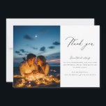 Cartão De Agradecimento Casamento Fotográfico de Script de Caligrafia Chic<br><div class="desc">Mostre sua gratidão com nosso Cartões de agradecimentos de Casamento Fotográfico do Script de Caligrafia. Este elegante cartões de agradecimentos de dois lados apresenta duas fotos impressionantes do casal, complementadas por caligrafia manuscrita em chic. Perfeito para qualquer casamento, combina encanto rústico com elegância moderna. Projetado para aqueles que apreciam detalhes...</div>