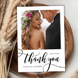Cartão De Agradecimento Casamento Fotográfico do Dourado Script 2 Moderno<br><div class="desc">Cartões de agradecimentos de Casamento Fotográfico do Dourado Enorme Boho do Whimsical Moderno Script 2. modelo na moda com uma foto vertical de cheio na frente com o texto "Obrigado" em uma risca branca, com letra de risca, tipografia de swash tail pincel preto-e-branco. No verso do obrigado pré-feito você envia...</div>