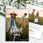 Cartão De Agradecimento Casamento Fotográfico do Script 2 de Tipografia Ch<br><div class="desc">Cartões de agradecimentos de Casamento Fotográfico do Script 2 Foto do Modern Boho Chic. modelo obrigado de na moda com uma foto vertical de cheio na frente com o texto "Obrigado" em uma timírica carta esbranquiçada tipografia swash tail script white overlay na foto. Na parte de trás do obrigado pré-feito...</div>