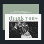Cartão De Agradecimento Casamento Fotográfico Verde Da Típica Trazida<br><div class="desc">Envie seu obrigado com este obrigado de fotos personalizável,  com sua placa plana. Ele apresenta uma tipografia ousada e uma camada cardíaca. Esse cartões de agradecimentos fotográfico será perfeito para vários eventos,  como casamentos e graduações. Personalize adicionando suas fotos horizontais favoritas.</div>