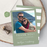 Cartão De Agradecimento Casamento Minimalista Verde da Tipografia Moderna<br><div class="desc">Diga obrigado em estilo com esta foto de casamento moderna e muito moderna,  obrigado cartas. O design é fácil de personalizar com sua própria foto e redação e sua família e amigos ficarão entusiasmados quando receberem esse obrigado fabuloso. Itens correspondentes podem ser encontrados na coleção.</div>