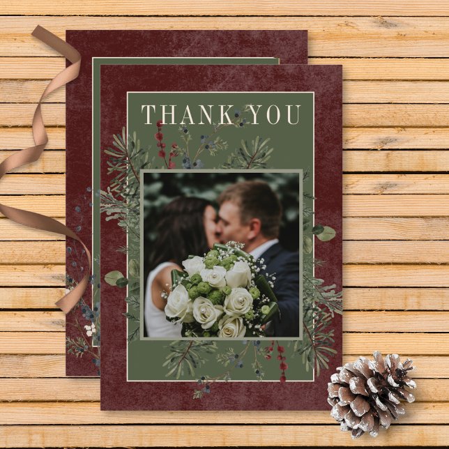 Cartão De Agradecimento Casamento Rustic Winter Berries & Pine Burgundy (Rustic Winter Berries & Pine Burgundy Wedding Thank You Card)