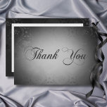 Cartão De Agradecimento Casamento tema damasco Preto Gótico Escuro Vintage<br><div class="desc">Assuma o misterioso prazer do seu dia especial com esta design inspirada na vintage. Este simples e elegante design de cartões de agradecimentos de casamento mostra um fundo de preto na seda de damasco preto. O texto aparece sobre uma cobertura oval branca macia, dando ao convite uma aparência misteriosa e...</div>