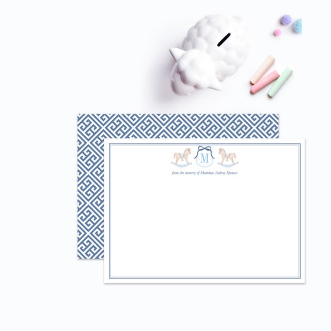 Cartão De Agradecimento Cavalo de Balanço Elegante com Monograma de Papela (Elegant blue and whie monogram nursery note cards featuring hand-painted watercolor rocking horse)