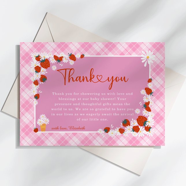 Cartão De Agradecimento Chá de fraldas de Berry Sweet, Flor de Verão (Someone Berry Sweet is on the Way Summer Daisy Flower & Strawberry Pink Plaid  Baby Shower Thank You)
