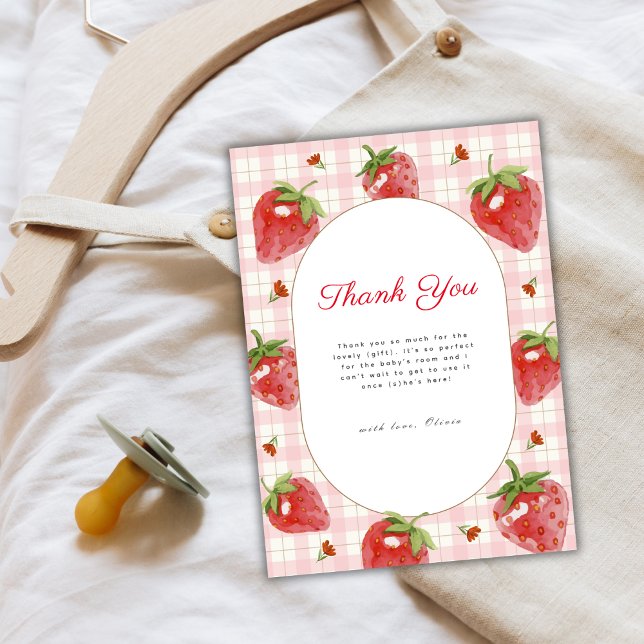 Cartão De Agradecimento Chá de fraldas de Gingham, doce e doce, de morango (Pink Strawberry Berry Sweet Gingham Baby Shower Thank You Card)