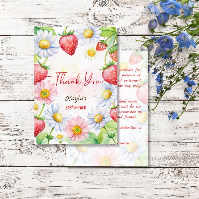 Cartão De Agradecimento Chá de fraldas de morango doce (Berry sweet strawberry baby shower thank you cards strawberries and daisies summer baby shower)