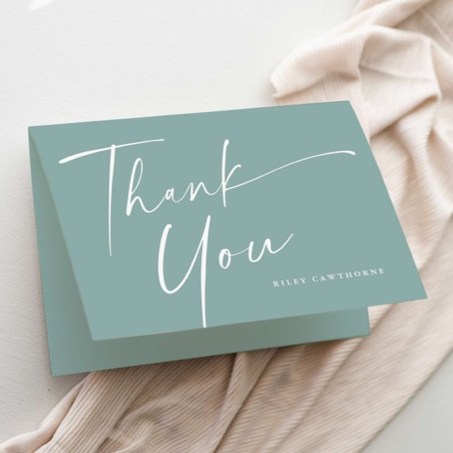 Cartão De Agradecimento Chá de fraldas de Script Elegante Moderno (Simple modern handwritten script gender neutral sage green baby shower thank you card.)