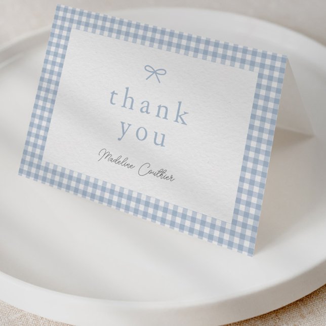 Cartão De Agradecimento Chá de fraldas Simples de Meninos Azuis Elegante (Dusty blue bow gingham baby shower thank you card.)