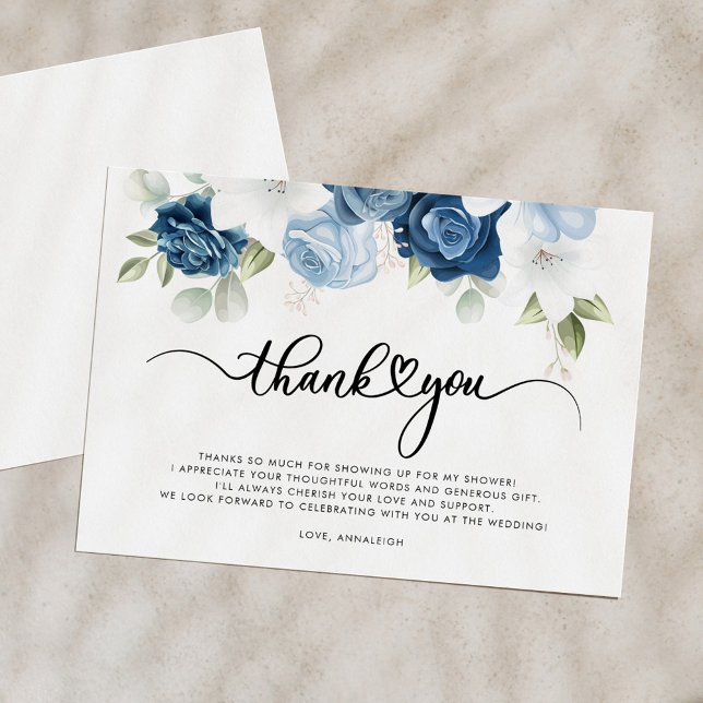 Cartão De Agradecimento Chá de Noiva em Azul Poeira com Flores e Letra Scr (Dusty Blue Floral Script Bridal Shower Thank You Card)
