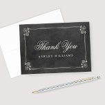 Cartão De Agradecimento Chá de panela Vintage Black Chalkboard<br><div class="desc">As notas personalizadas de agradecimento podem ser personalizadas com texto personalizado, incluindo um nome ou um monograma. Design apresenta uma aparência de fundo texturizada de quadro preto rústico com flores esboçadas decorativas e texto manuscrito com aparência branca de giz. Visite a loja Plush Paper para coordenar convites de chá de...</div>