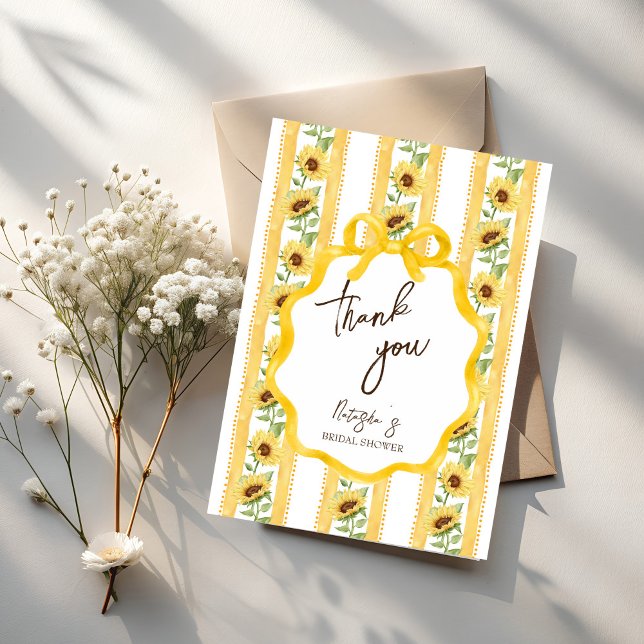 Cartão De Agradecimento Chuva de noiva amarelo girassol apaixonante (Fall in love sunflowers yellow stripes bridal shower thank you card retro grand millennial thank you)