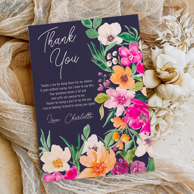 Cartão De Agradecimento Chuva de noiva com flores silvestres brilhantes e  (Bright bold wild flowers script bridal shower thank you card on navy blue)