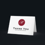 Cartão de Agradecimento com Monograma em Círculo V<br><div class="desc">Cartão de agradecimento de casamento elegante,  porém moderno,  com monograma em círculo vermelho firebrick e escrita formal. Outras cores estão disponíveis na minha loja. Para perguntas,  clique no botão de contato acima.</div>