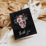Cartão De Agradecimento Crânio Floral<br><div class="desc">Um design de cartões de agradecimentos chic assustador com uma ilustração do crânio floral,  tocado com flores cor d'água rosa e púrpura num fundo preto enfumaçado. Personalize com uma linha de texto personalizado na frente e adicione uma mensagem pré-impressa ao dentro,  se desejar.</div>