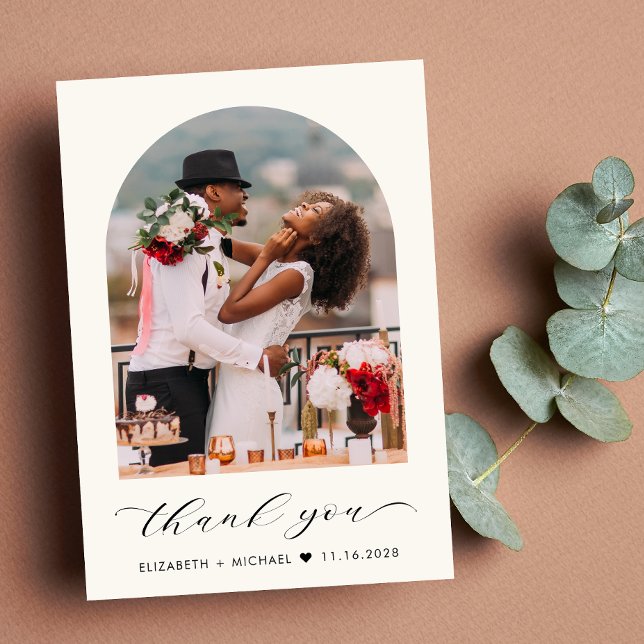 Cartão De Agradecimento Creme Fotográfico Archado Elegante (Celebrate your love story with a thank you card showcasing your photo in an elegant arch frame)
