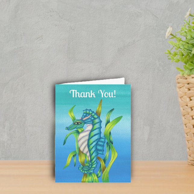 Cartão De Agradecimento Criaturas de dragões marinhos místicos em Aqua Azu (Fantasy sea dragon horns aqua blue in green seaweed on shades of ocean blue Thank You card.)