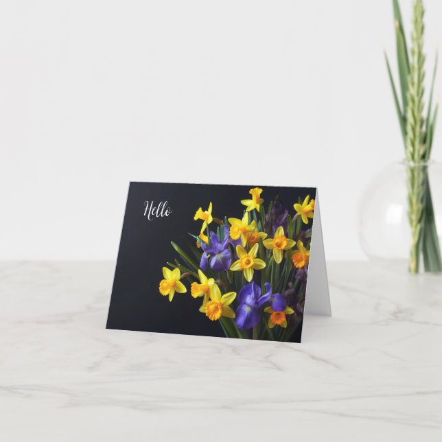 Cartão De Agradecimento Daffodils e íris sobre fundo escuro (Frente)