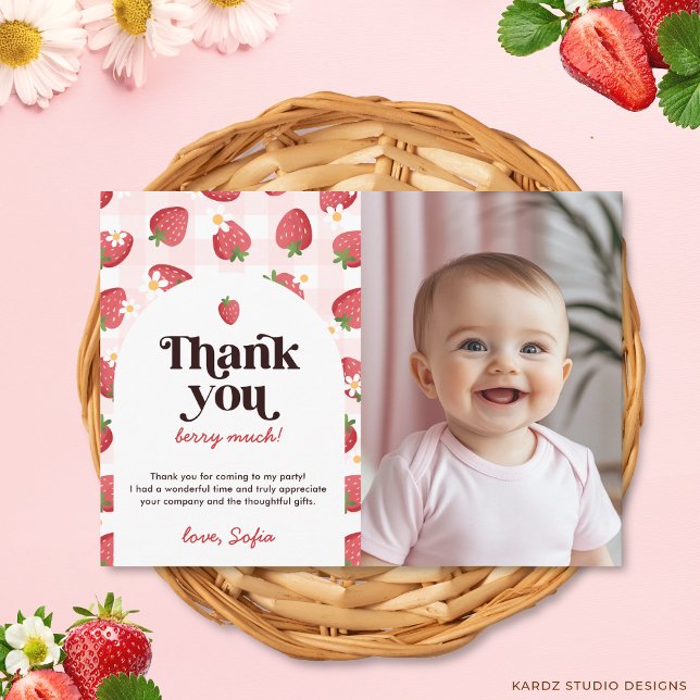 Cartão de Agradecimento de 1º Aniversário Morango  (The front of the card is shown in a 4.5 x 6.25-inch size. Choose size, paper, and corner style.)