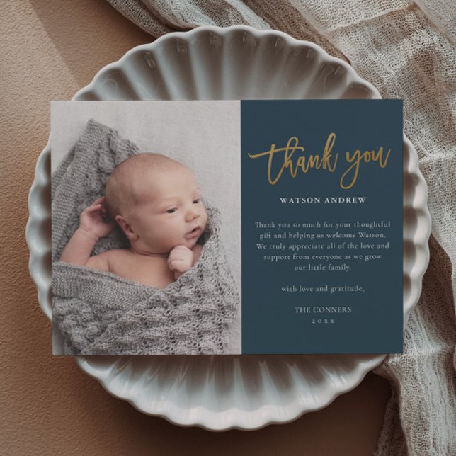 Cartão de agradecimento de bebê com foto e roteiro (Modern gold script budget baby photo thank you cards.)