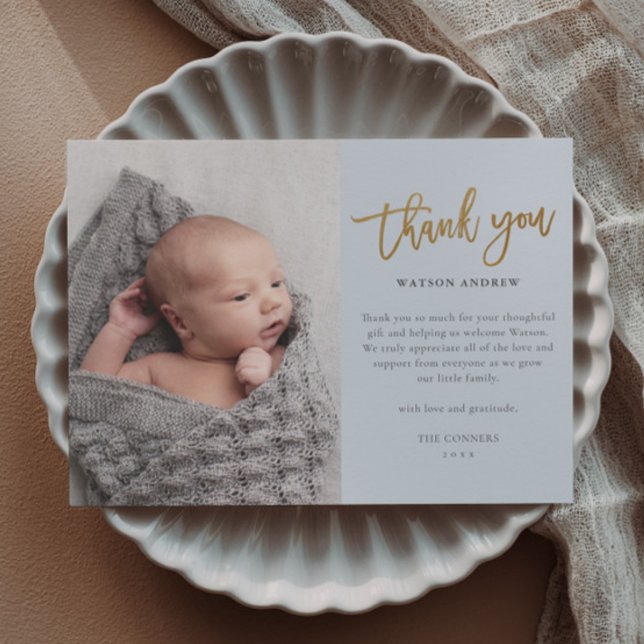 Cartão de Agradecimento de Bebê Menino com Foto e  (Modern gold script budget baby photo thank you cards.)