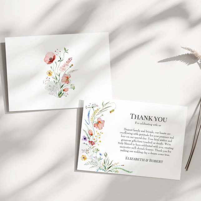 Cartão de Agradecimento de Casamento Campo de Flor (Boho Wildflower Meadow Wedding Thank You Card on a sunny white table.)
