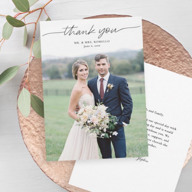 Cartão de Agradecimento de Casamento com Foto Simp (Elegant overlay typography wedding photo thank you card with message from the couple on the back.)