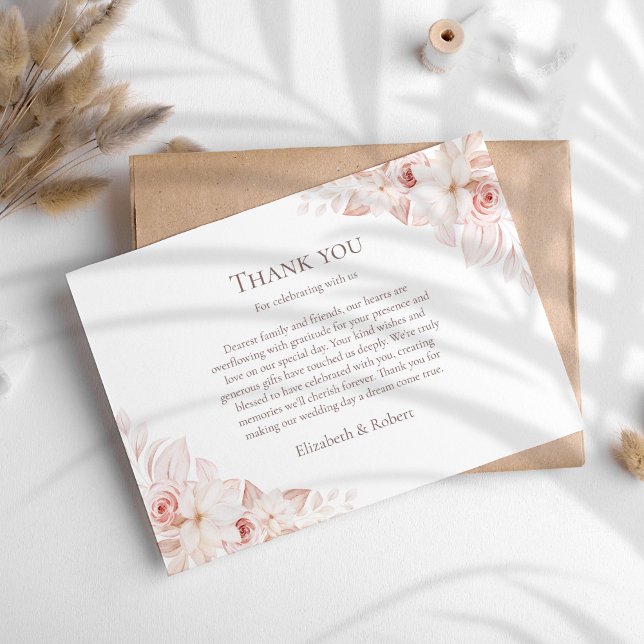 Cartão de Agradecimento de Casamento com Rosas Bra (Boho White and Blush Pink Roses Wedding Thank You Card on a sunny boho table.)