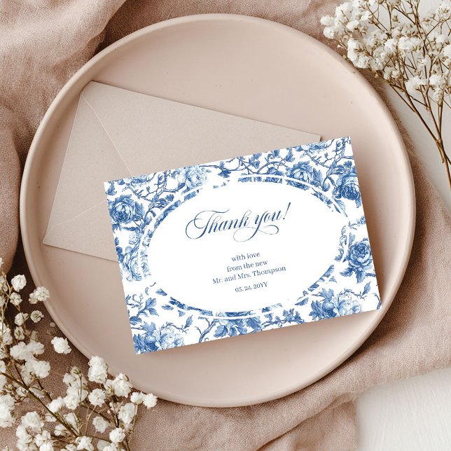 Cartão de Agradecimento de Casamento Elegante com  (French toile de jouy roses,
Luxurious navy roses thank you,
dusty Blue flowers botanical garden,
Roy)