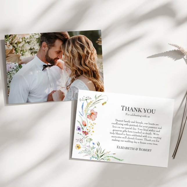 Cartão de Agradecimento de Casamento Prado de Flor (Boho Wildflower Meadow Couple Photo Wedding Thank You Card on a sunny white table.)