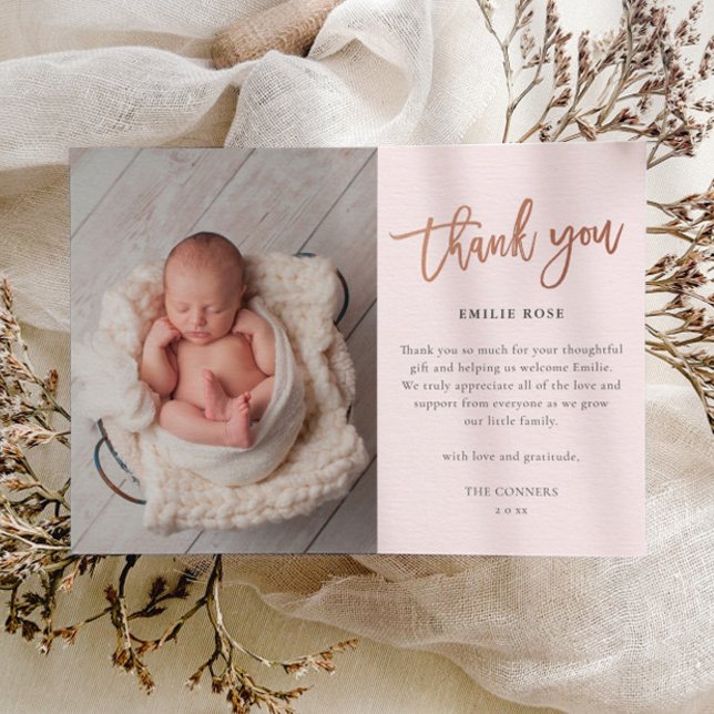 Cartão de Agradecimento de Foto de Bebê com Roteir (Elegant rose gold script modern baby photo thank you card.)