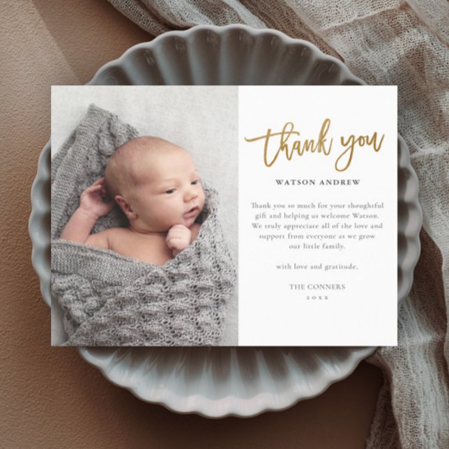 Cartão de Agradecimento de Foto de Bebê com Roteir (Modern gold script budget baby photo thank you cards.)