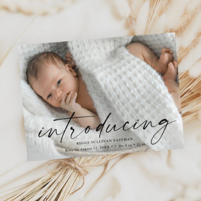 Cartão de agradecimento de foto de bebê introdutór (Modern script introducing budget baby photo birth announcement thank you.)