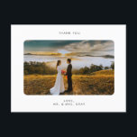 Cartão de agradecimento de foto de casamento<br><div class="desc">Este design atemporal e romântico apresenta uma escrita moderna combinada com texto em negrito. Por favor,  entre em contato comigo se precisar de ajuda com este design.</div>