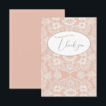 Cartão de Agradecimento de Peachy com Renda Vintag<br><div class="desc">Fundo de pêssego bonito com renda falsa vintage. “Obrigado” em tipografia sofisticada.  Perfeito para qualquer ocasião.</div>