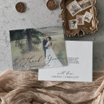 Cartão De Agradecimento Delicar Caligrafia Preta Sobreposição de Fotografi<br><div class="desc">Este delicado cartões de agradecimentos preto de caligrafia clara é perfeito para um casamento moderno. A design romântica minimalista apresenta uma magnífica e elegante tipografia negra num fundo de imagem com um aspecto simples e limpo. Personalize a parte traseira do cartão com seus nomes e uma mensagem de obrigado. Como...</div>