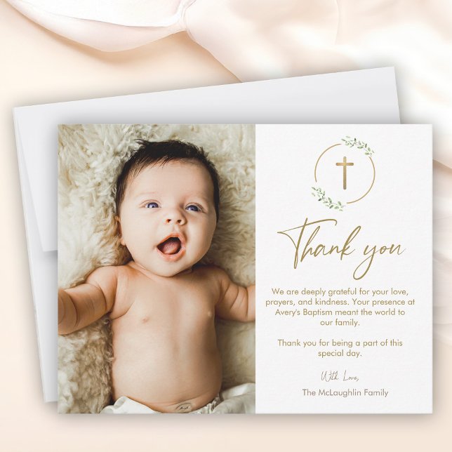 Cartão De Agradecimento Dourada cruz verde Wreath Baptism Foto Muito Obrig (Baptism thank you photo baby card, gold cross, botanical wreath.)