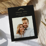 Cartão De Agradecimento Dourado Casamento da Lua<br><div class="desc">Expresse a sua gratidão com o cativante "Casamento Dourado de Lua Obrigado Cartões", colocado sobre um fundo negro profundo e encantador. A lua crescente do ouro e uma foto personalizável do casal tomam palco central, simbolizando gratidão e lançando um brilho celeste contra a canvas da meia-noite que espelha a magia...</div>