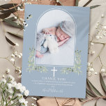 Cartão De Agradecimento Dusty Blue Baptism Greenery Arch Foto<br><div class="desc">Cartões de agradecimentos de fotos moderno batismo batizante. Personalize com sua foto e batismo especial,  batizando o obrigado que você escreve em letras brancas chic neste moderno design elegante que apresenta um elegante arco branco e uma folhagem verde de aquarela em um fundo azul empoeirado. Projetado por Thisnotme©</div>