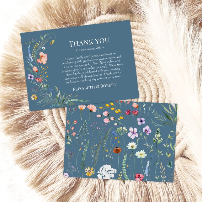 Cartão De Agradecimento Dusty Blue Wildflower Meadow Casamento (Dusty Blue Wildflower Meadow Wedding Thank You Card on a sunny white table with boho decor.)