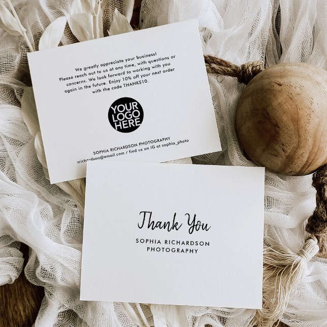 Cartão De Agradecimento Escrita manual em preto e branco - Pequenas empres (A modern, black and white small business thank you card with your logo)