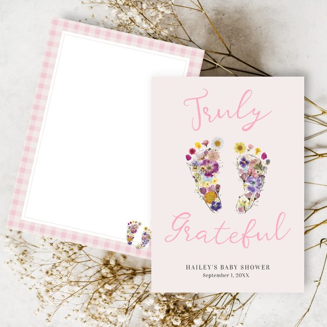 Cartão De Agradecimento Feiras de flor silvestre, branca, Chá de fraldas r (Cute pink Truly Grateful pressed wildflower footprints floral girl baby shower flat thank you card)