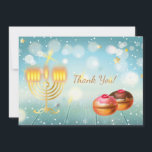 Cartão De Agradecimento Feliz Festa de Chanucá, Belo Decoração, Judeu<br><div class="desc">Feliz Festa de Hanukkah Belo Festival de Decoração das Luzes Judaicas Feriado, Obrigado! Cartão. Antecedentes judaicos de Holiday Hanukkah com símbolos tradicionais de Chanukah - dragas de madeira (topo de fiação), rosquinhas, menorah, velas, estrela de David e luzes brilhantes Papel de parede de textura antiga de papel vintage madeira festiva...</div>