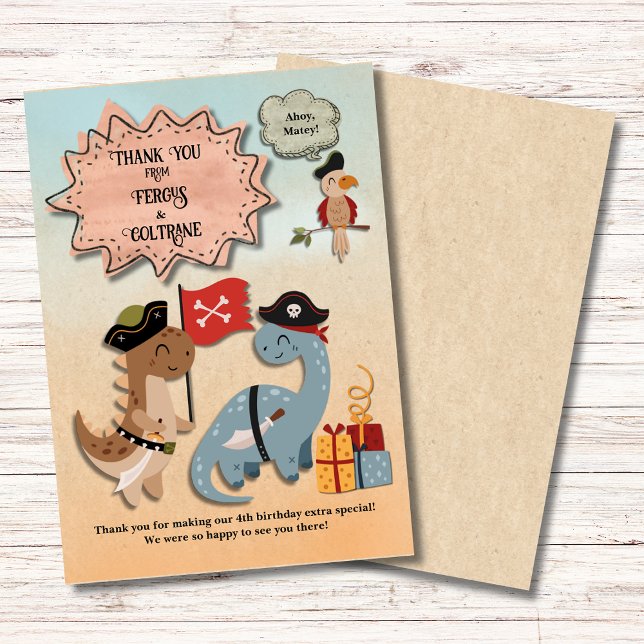 Cartão De Agradecimento Festa de Aniversário Pirata Dinossauro para Gêmeos (Dinosaur Pirate Twins Birthday Party Thank You Card. Boys will love the cute T-Rex & Brontosaurus!)