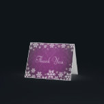 Cartão De Agradecimento Flocos de neve e obrigado roxo do damasco você<br><div class="desc">Um design elegante do casamento para um casamento no inverno ou um casamento do Natal que caracterizam flocos de neve em um roxo coloriu o fundo com uma cor damasco subtil. Personalize o texto para seu próprio dia especial. Isto coordena com os flocos de neve e a coleção roxa do...</div>