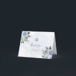 Cartão De Agradecimento Flores bonito Azuis De Água | Bat Mitzvah<br><div class="desc">Estas adoráveis cartas de Bat Mitzvah agradecimentos apresentam buquês bonito de flores azuis empoeiradas,  uma lavagem de cor aquática azul na moda e uma estrela azul de David correspondente. Um belo olhar floral.</div>